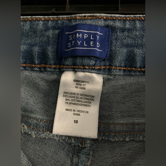 Floral Embroidered / Distressed Simply Styled Jeans - Picture 4 of 6